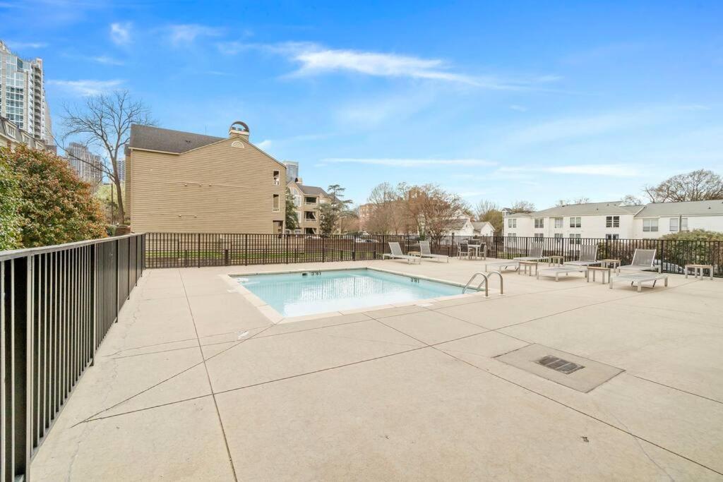 Cozy Condo @ Charlotte Nc! W/Pool- Walk To Uptown Екстериор снимка