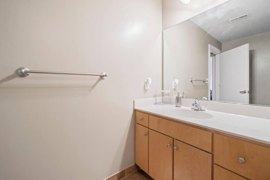 Cozy Condo @ Charlotte Nc! W/Pool- Walk To Uptown Екстериор снимка